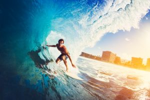 Surfer på havet